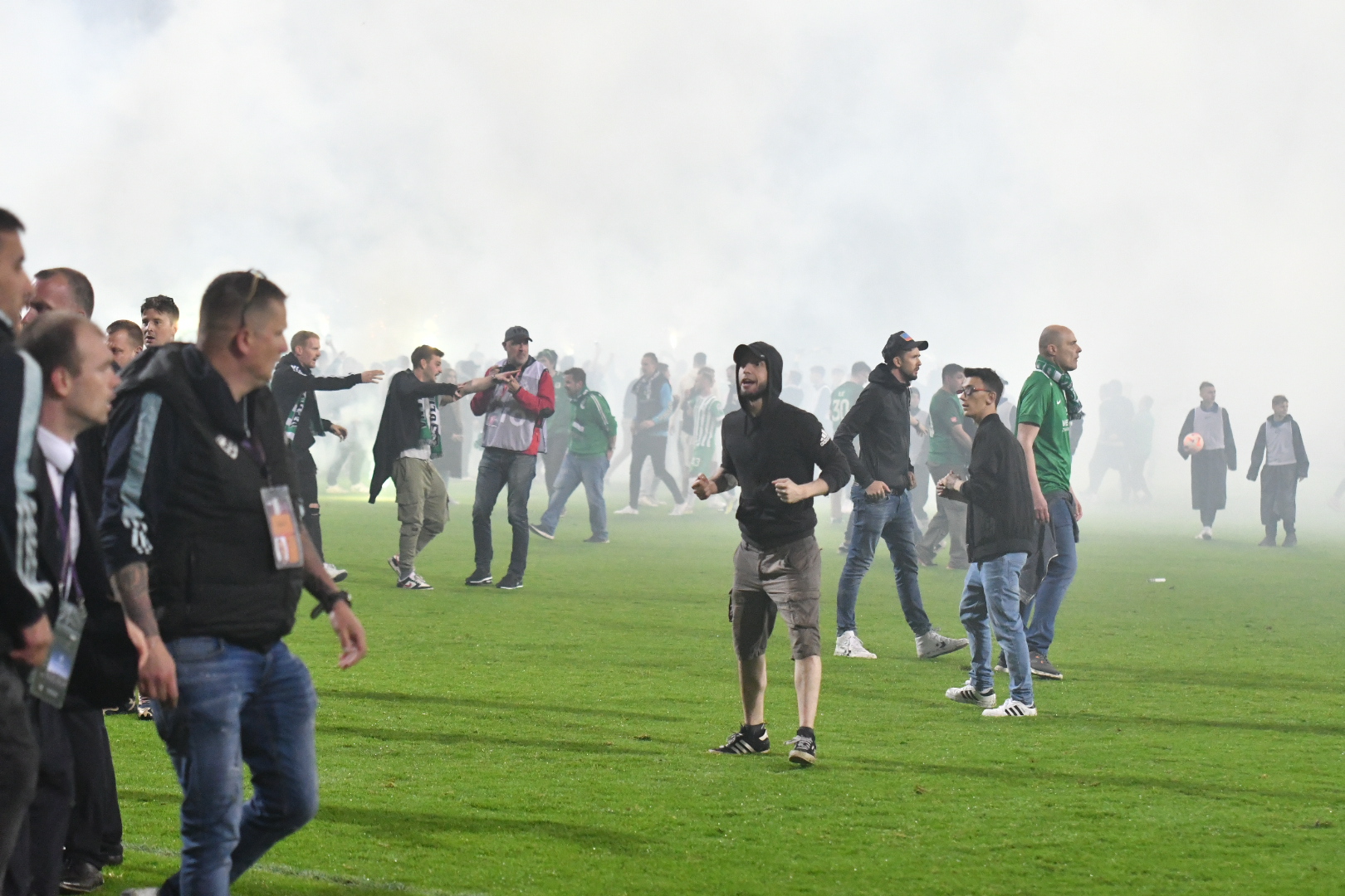 FOTO: Po podaljških v Celju še obračun navijačev