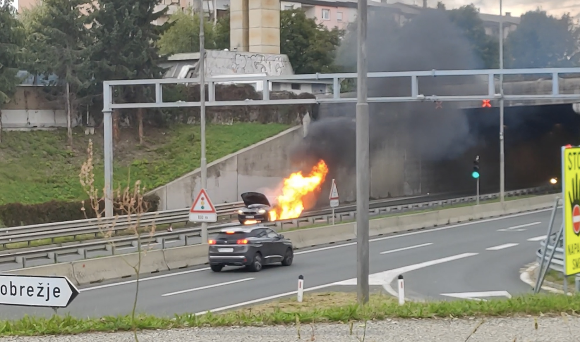 FOTO in VIDEO: Na hitri cesti gori vozilo, cesta proti Teznu zaprta