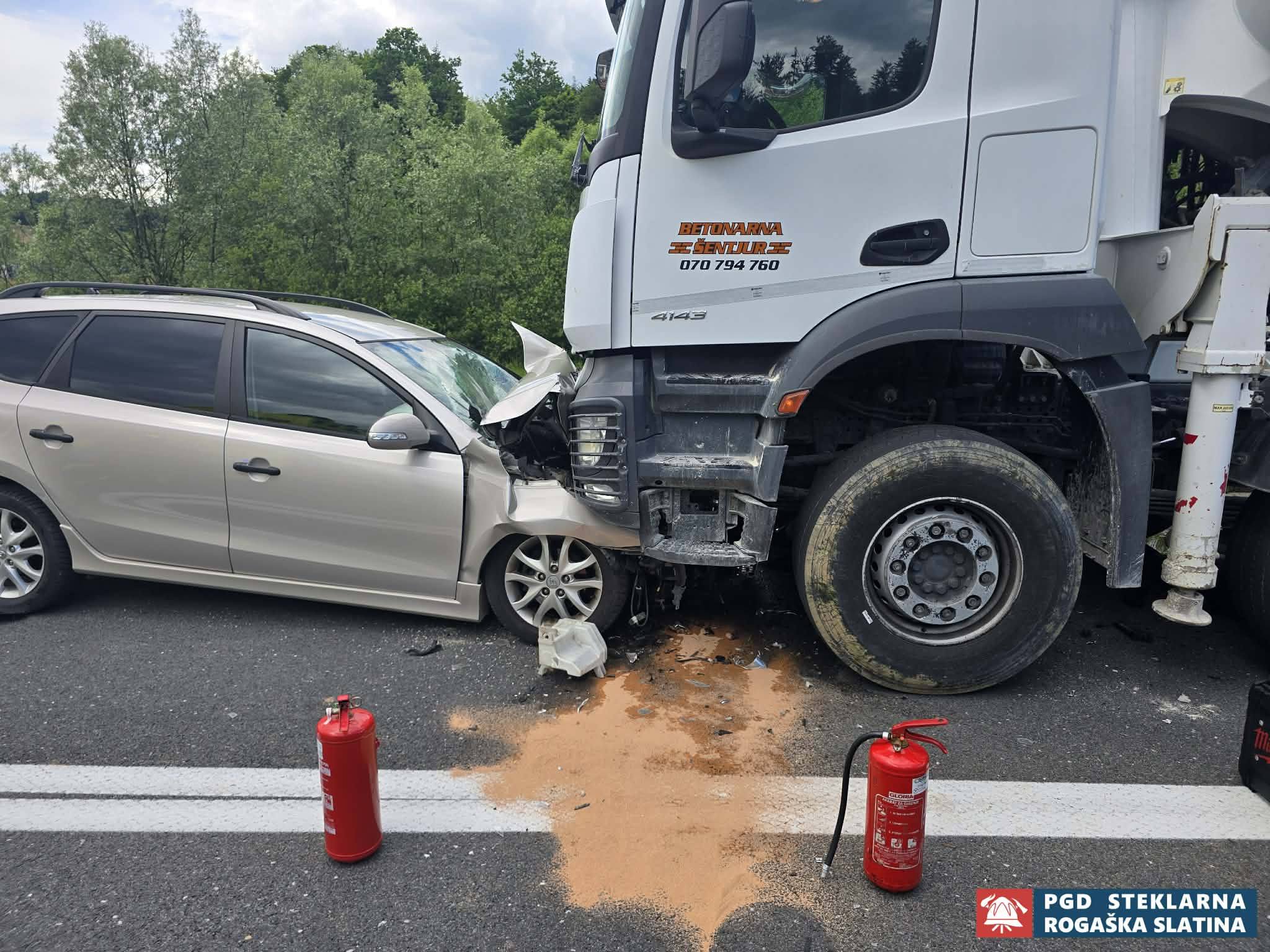 FOTO: Huda prometna nesreča na Štajerskem, trčili tovorno in osebno vozilo