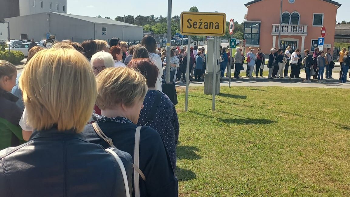 Vrsta do glavne ceste: Žalostni prizori pred zdravstvenim domom v Sežani