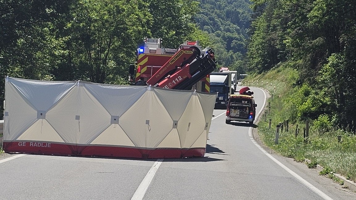 Tragična nesreča na območju Velke: Voznik umrl po trčenju v drevo, s sopotnikom je hudo