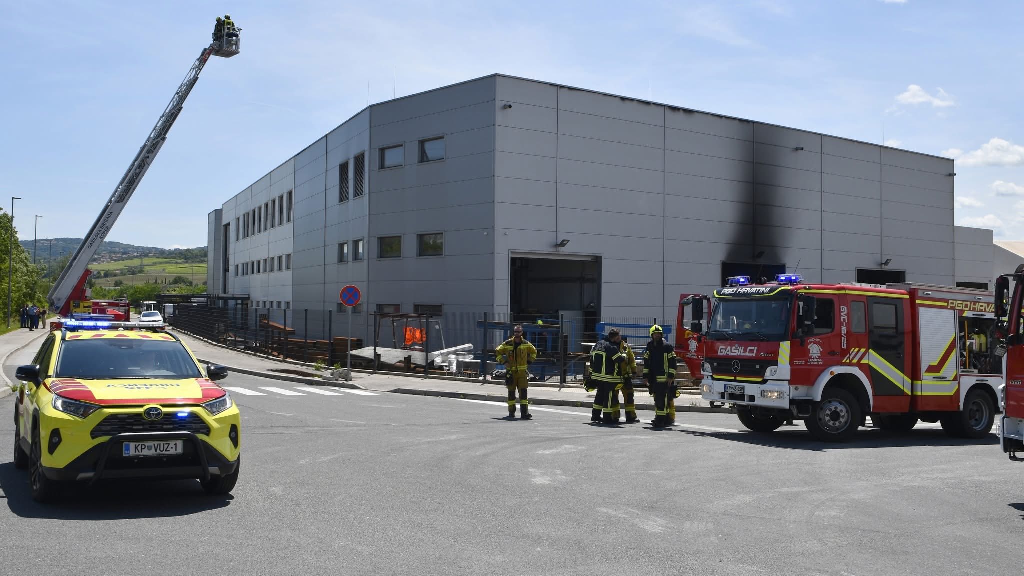 FOTO: Pri varjenju v hali izbruhnil večji požar, dve osebi poškodovani