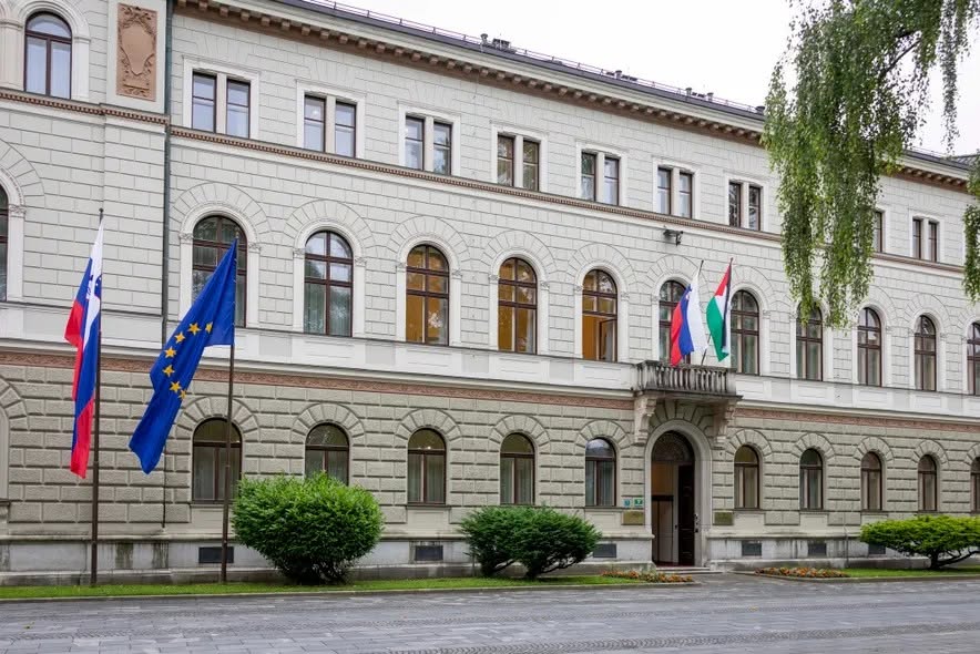 Predlog: Se obeta konec obešanja tujih in ostalih zastav na pročelja javnih institucij?