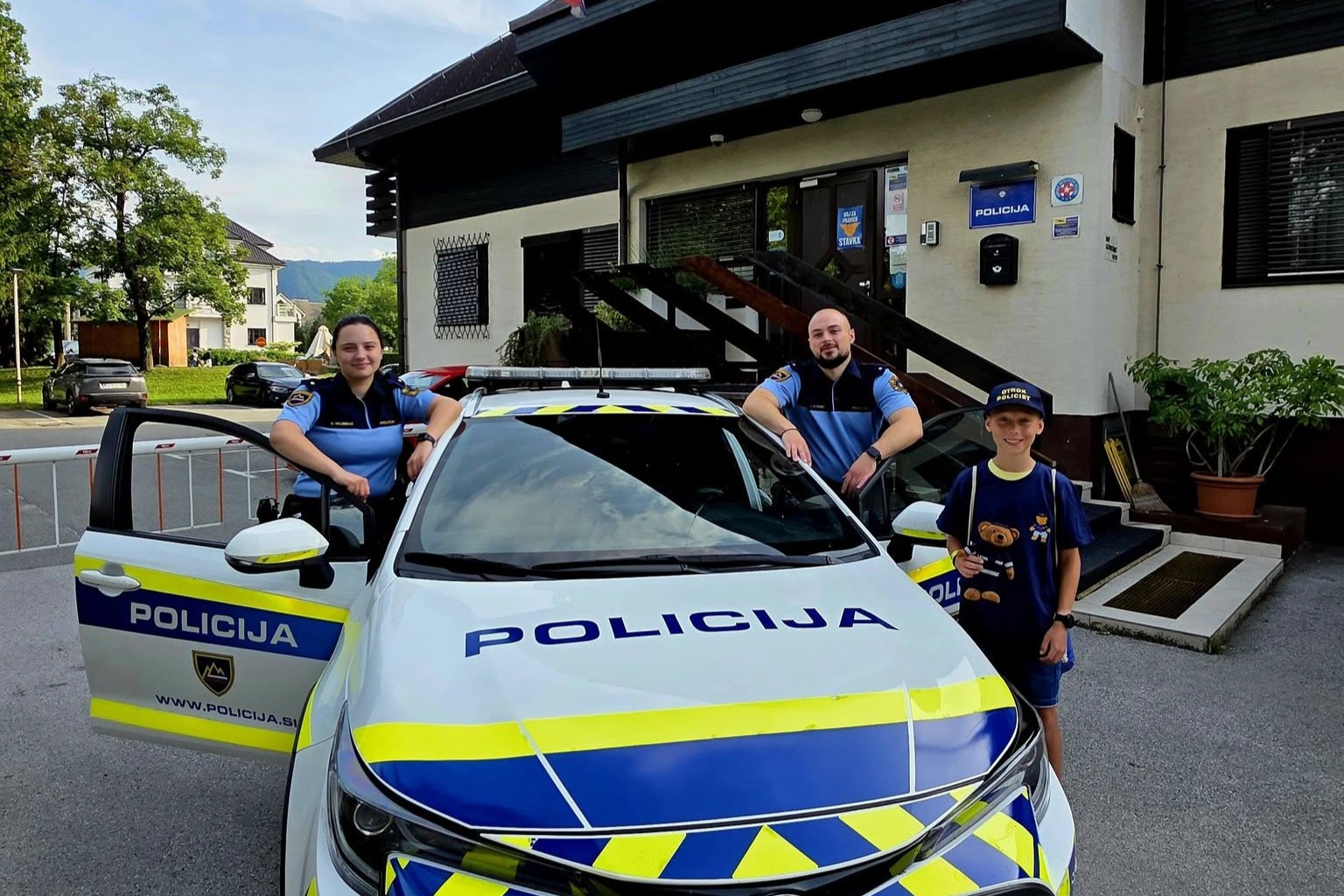 FOTO: Tako so se policisti zahvalili 12-letnemu junaku Lanu za njegovo pogumno dejanje