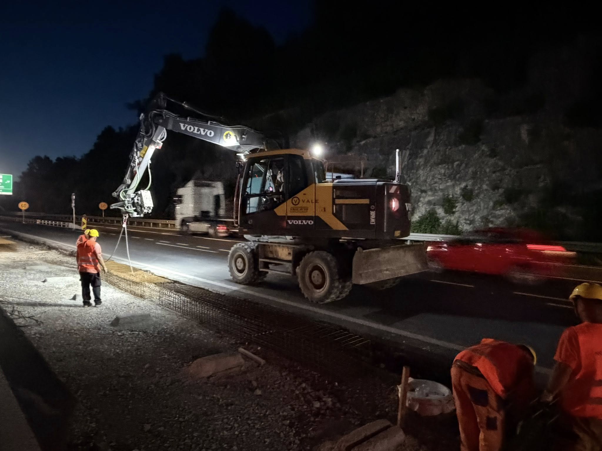 Med nočnimi deli na avtocesti se je zgodila tragedija: Kaj je pičilo 43-letnega delavca?