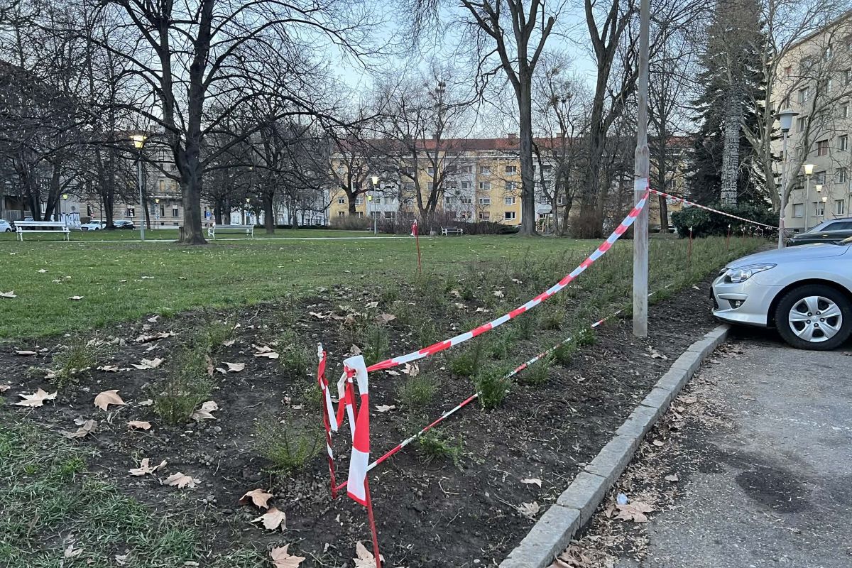Ob parkirišču na Trgu Borisa Kidriča že teden dni stoji zaščitni trak: Kaj se dogaja?
