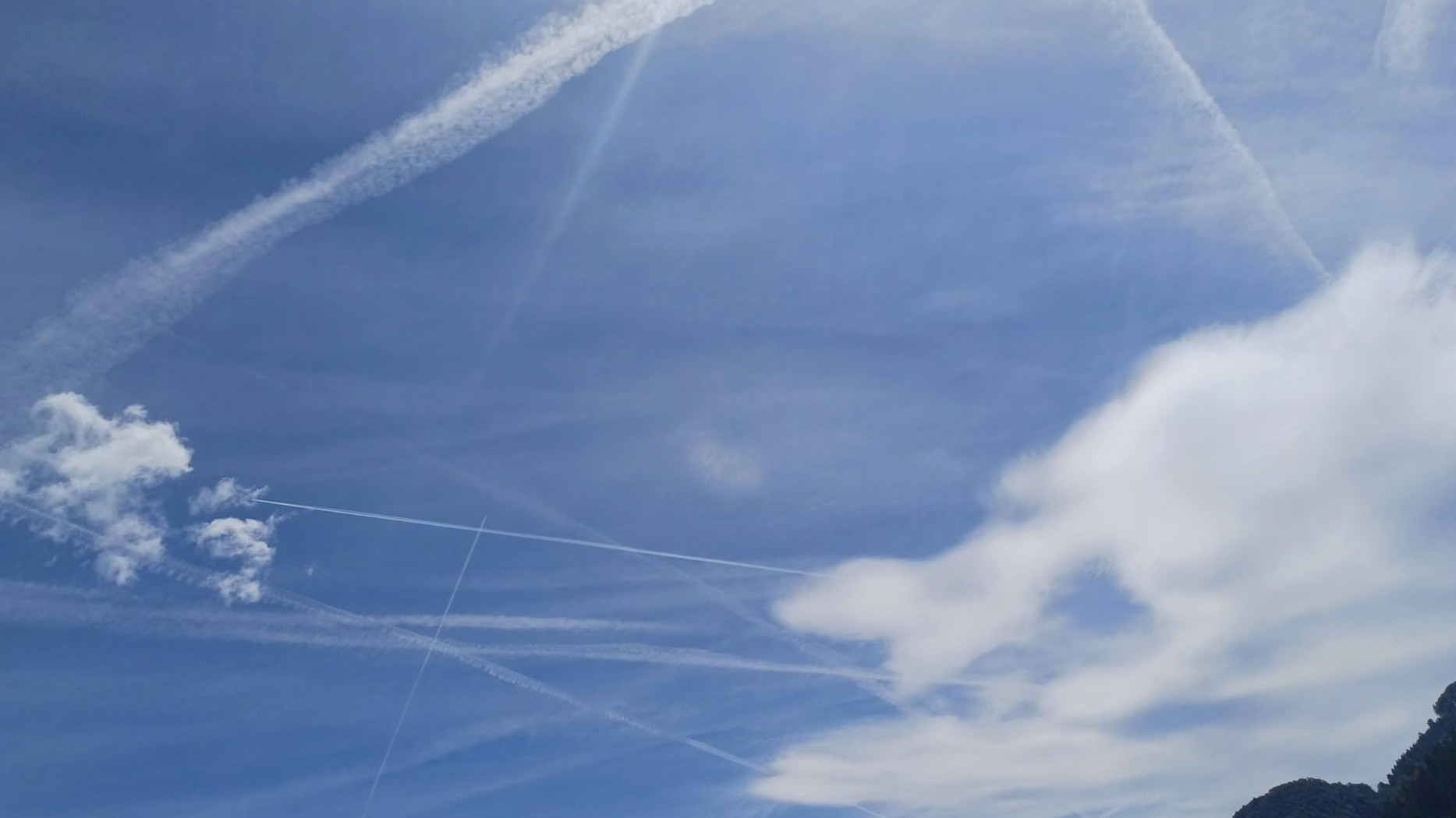 Pred novimi nevihtami mnogi opazili isto stvar na nebu: Nas res 'zastrupljajo'? (Meteorologi imajo jasen odgovor)