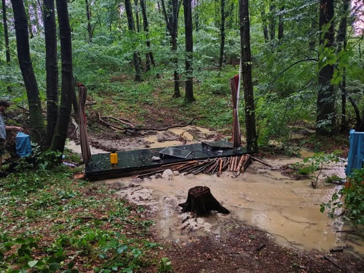 Močnejše nevihte divjajo na Štajerskem in Koroškem, največ nevšečnosti zaradi vetra in dežja (FOTO)