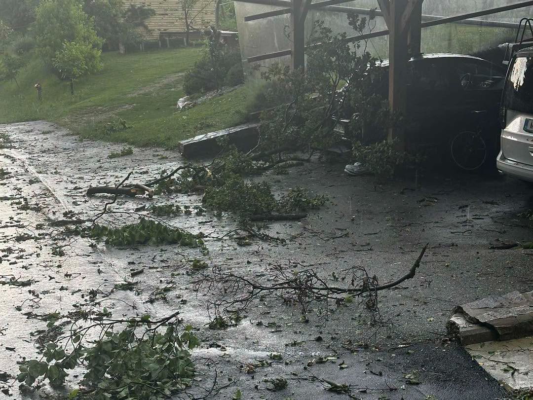 Štajersko zajelo močno neurje, ponekod že padala toča (FOTO in VIDEO)