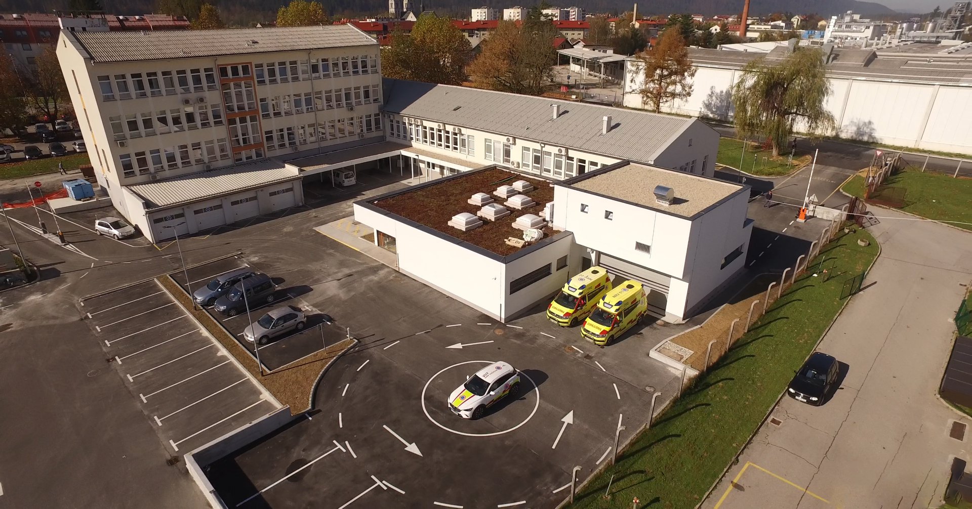 Nov napad na Dolenjskem: Dijaka brutalno pretepli pred vhodom v zdravstveni dom