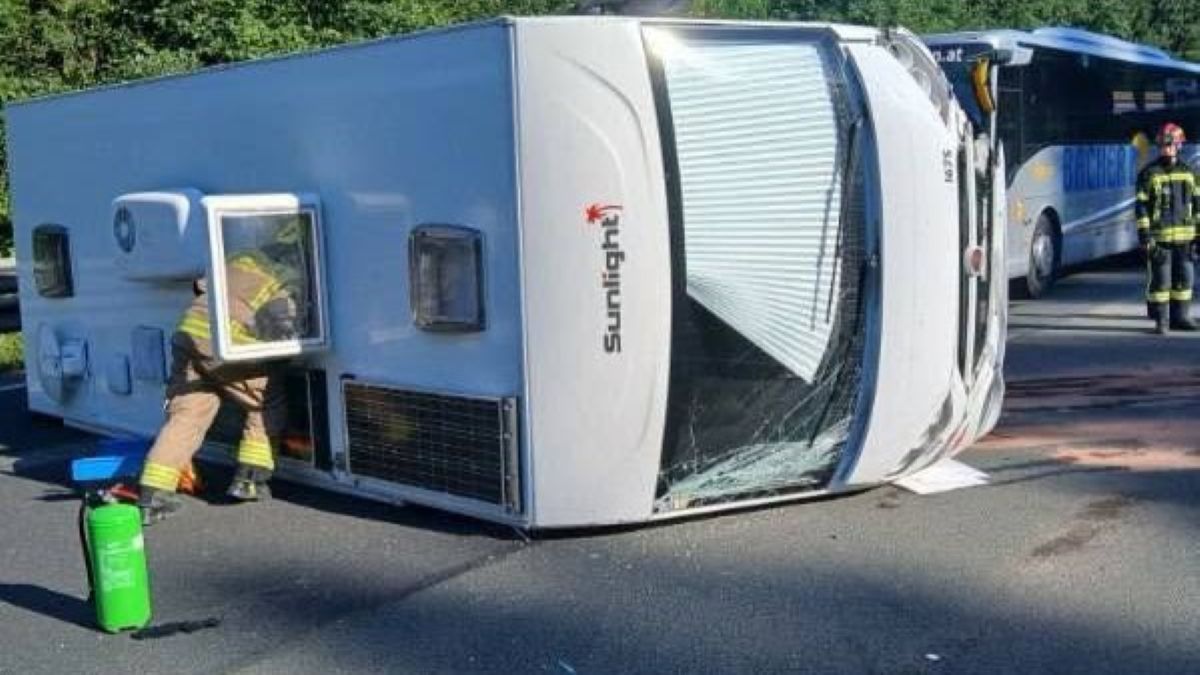 FOTO: Nova prometna nesreča na avtocesti, popolna zapora bo trajala dlje časa