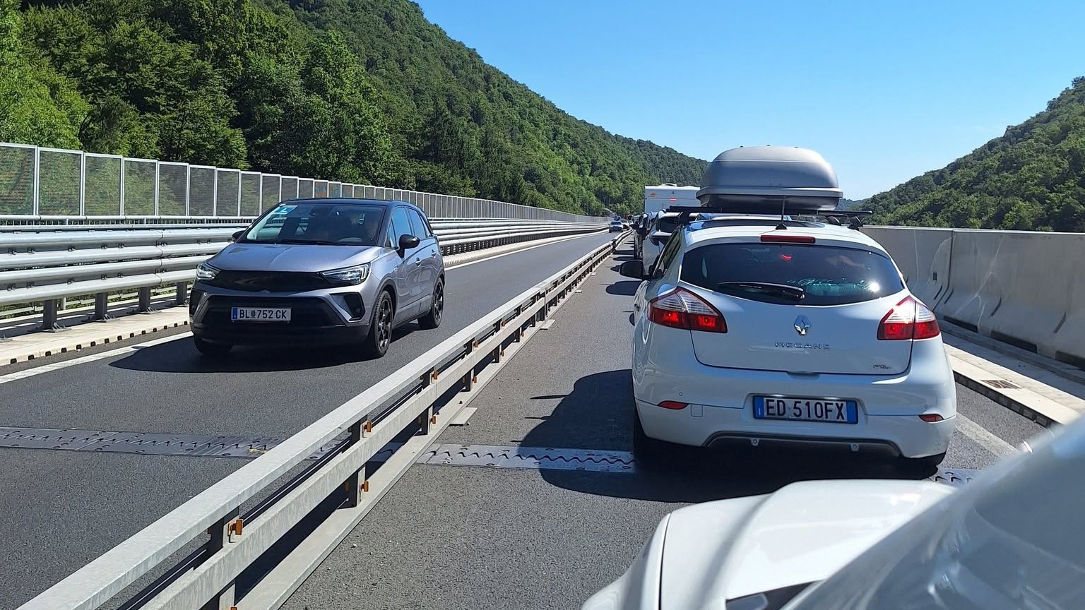 FOTO: Na štajerski avtocesti 'vse stoji', popolna zapora v obe smeri