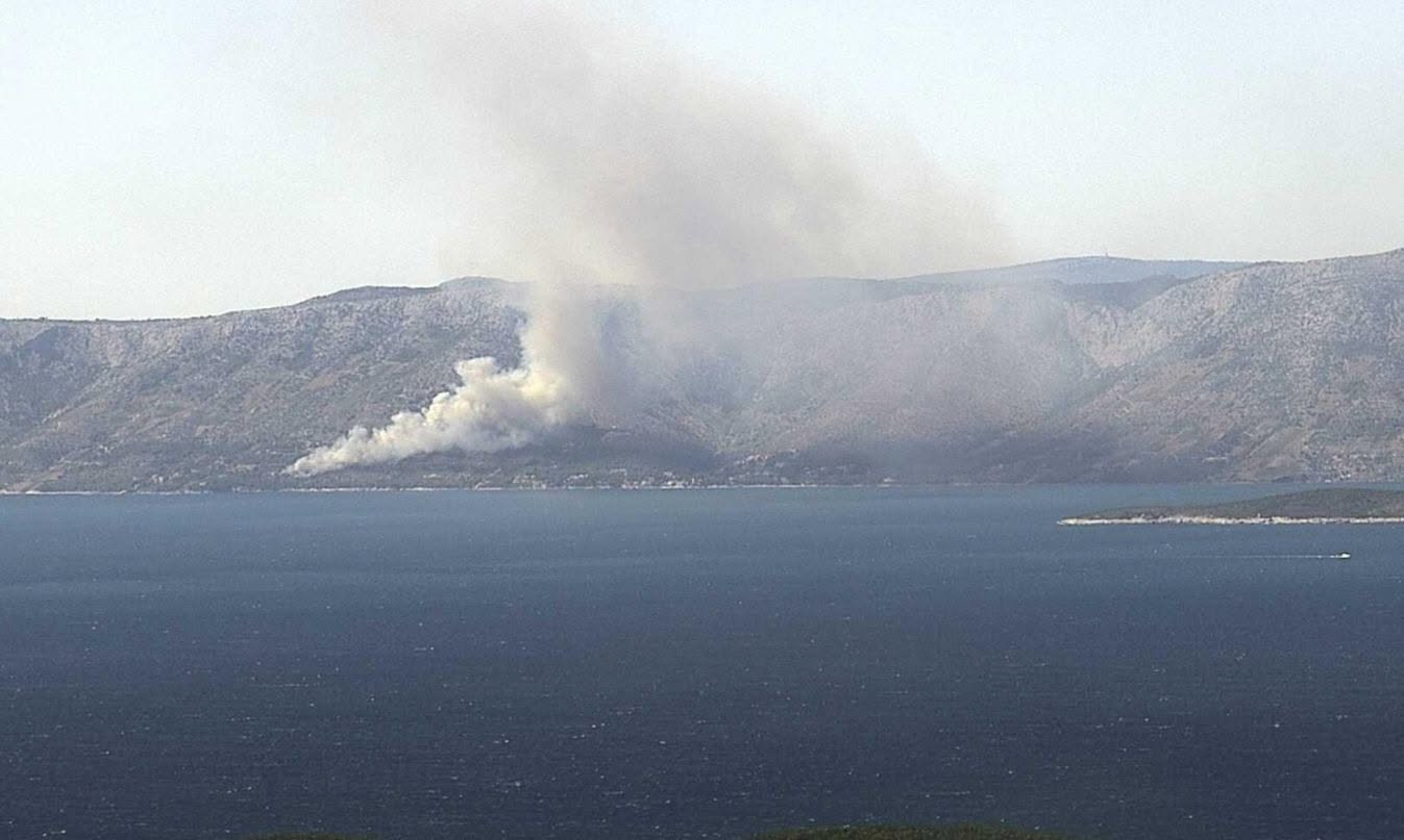 FOTO in VIDEO: Na otoku Hvar izbruhnil velik požar, dim viden celo iz Splita in s Korčule