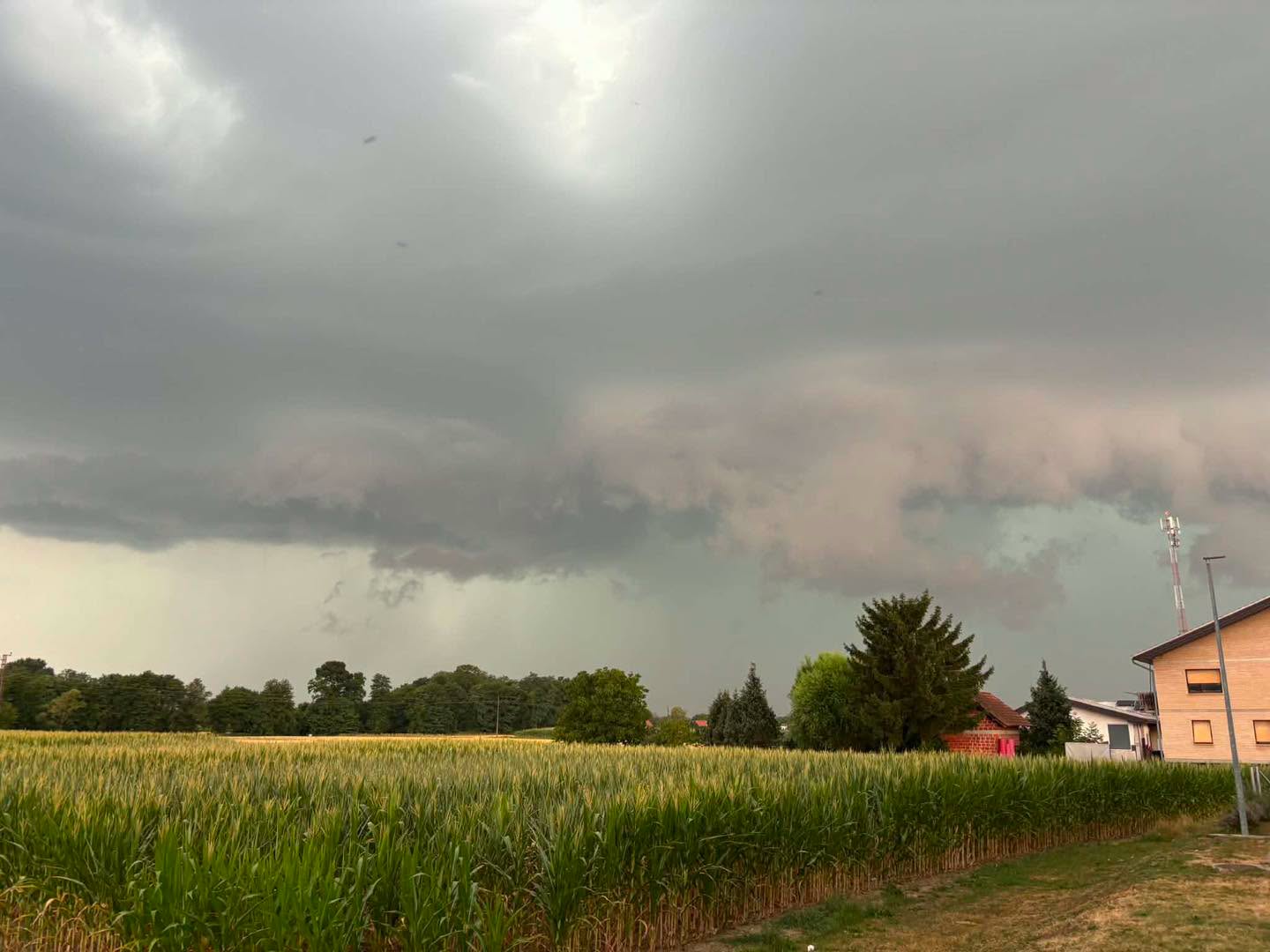 Spet grozijo hujše nevihte: Meteorologi vedo, kje (in kdaj) bo danes najbolj nevarno