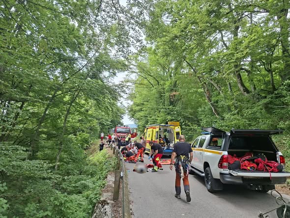 FOTO: Kombi zdrsnil s ceste in obstal nad prepadom: gasilci preprečili tragedijo