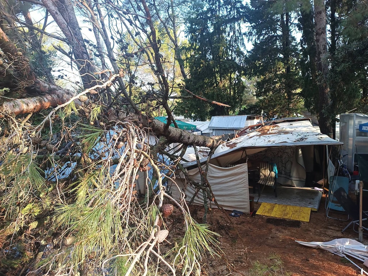 Silovito neurje pustošilo po priljubljenem hrvaškem otoku: Drevesa padala na avtomobile in šotore, poškodovana dva turista