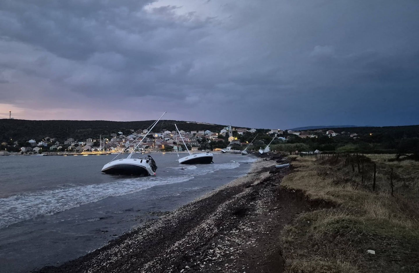 »Česa takega še nisem doživel«: Na hrvaški otok naplavilo sedem jadrnic, približno 50 ljudi rešili domačini (FOTO)
