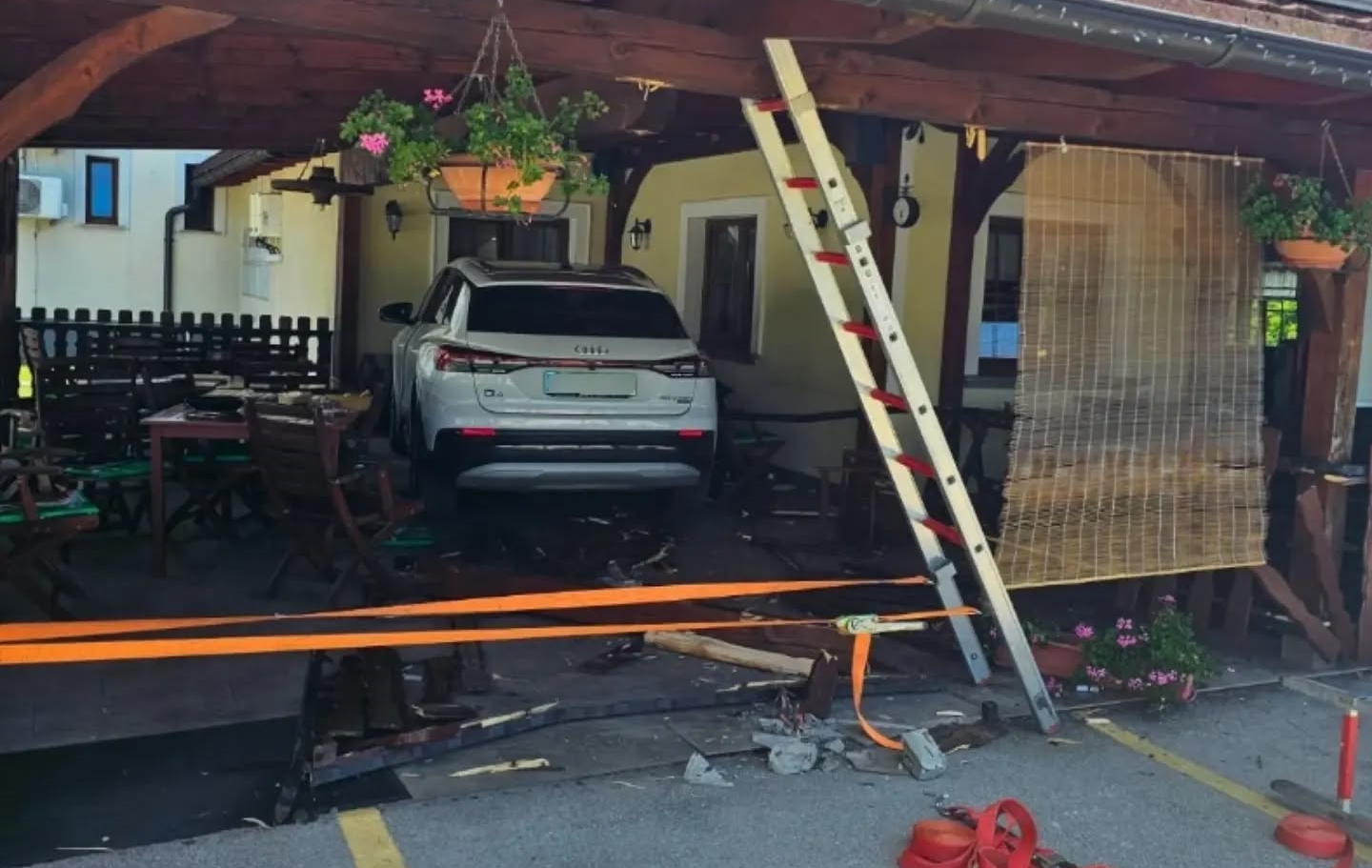 Voznica zapeljala na teraso in trčila v dve osebi, ena je huje poškodovana