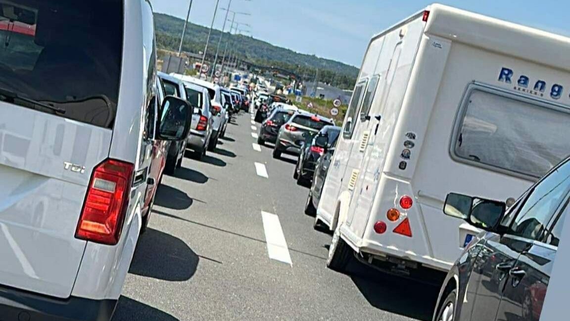 Nore razmere na Hrvaškem: Na cestah čakajo tudi 28 ur, domačini ljudem odpirajo vrata svojih domov