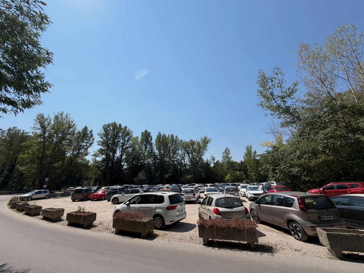 Obiskovalci navdušeni nad brezplačnim vstopom na Mariborski otok, parkirišče že popolnoma zasedeno