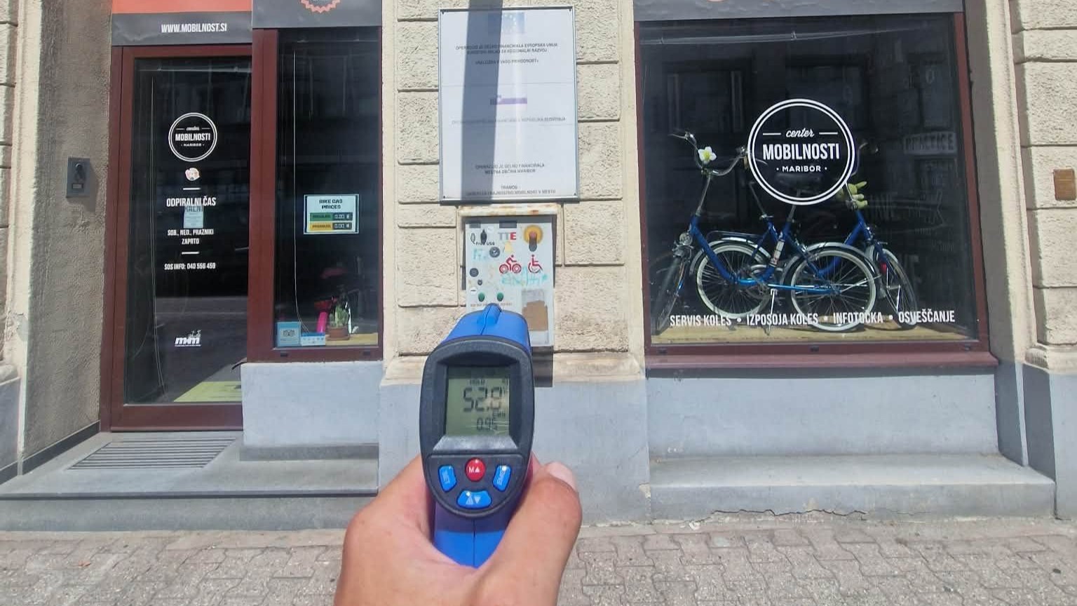 Na mariborskem pločniku izmerili kar 63,7 stopinje Celzija