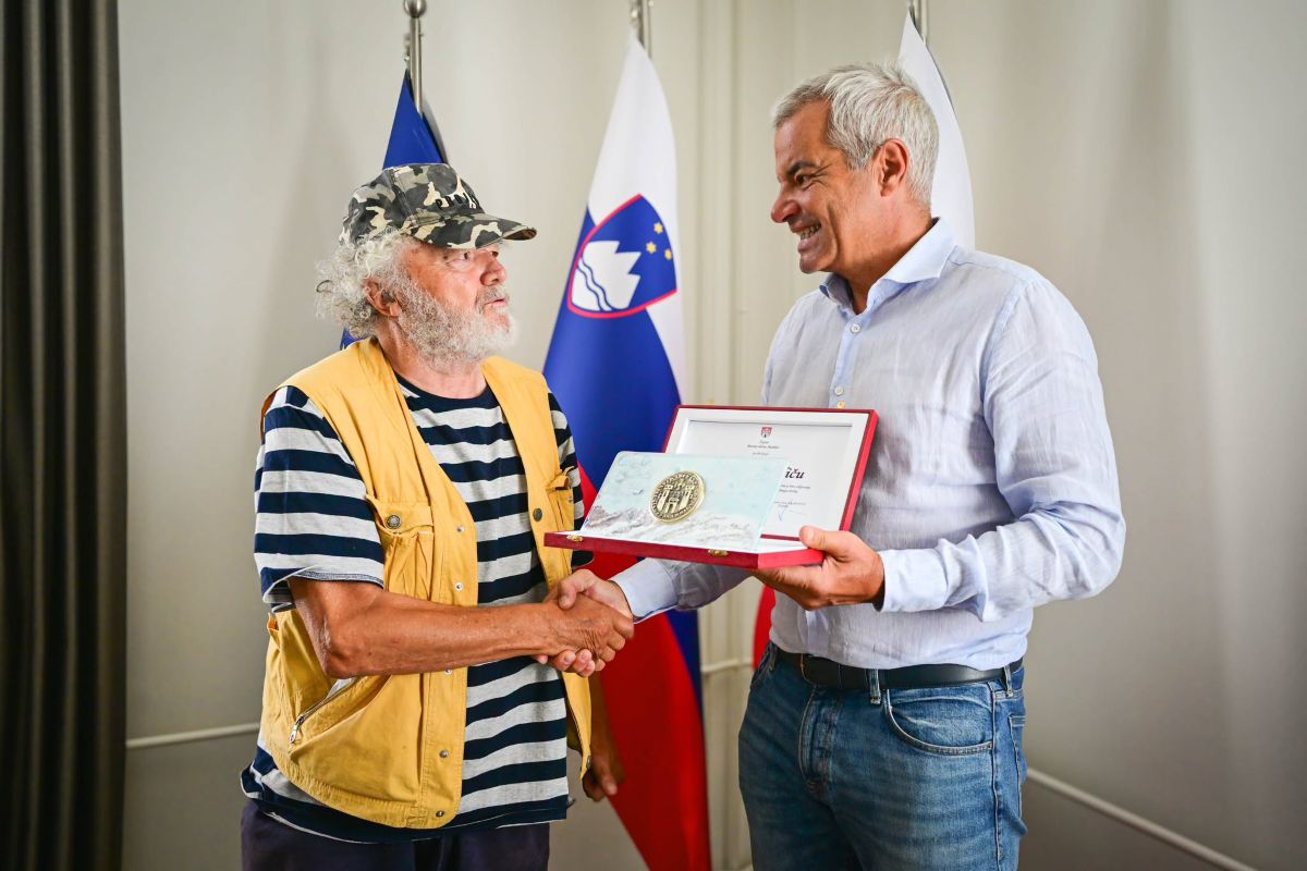 FOTO: 81-letni heroj, ki je rešil življenje utapljajočega se otroka, za svoje dejanje prejel visoko nagrado