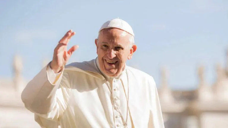 Papeža v Trstu pričakali s stoječimi ovacijami