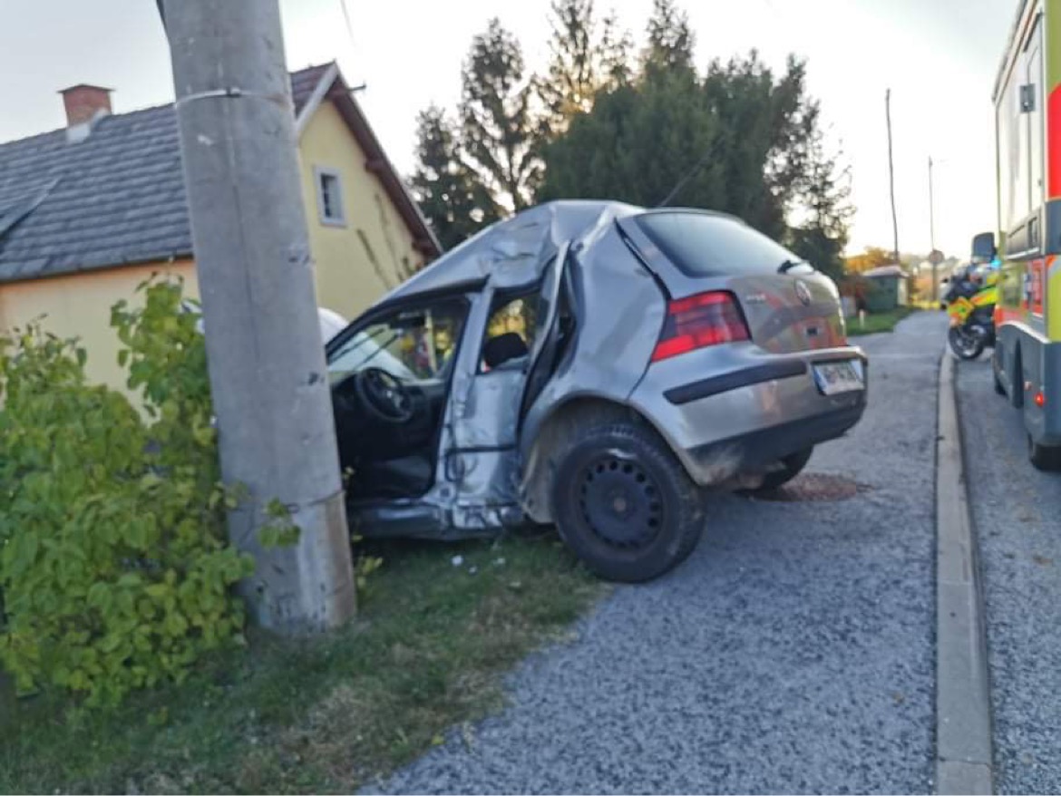 FOTO: Prometna nesreča v Staršah, voznik trčil v zid