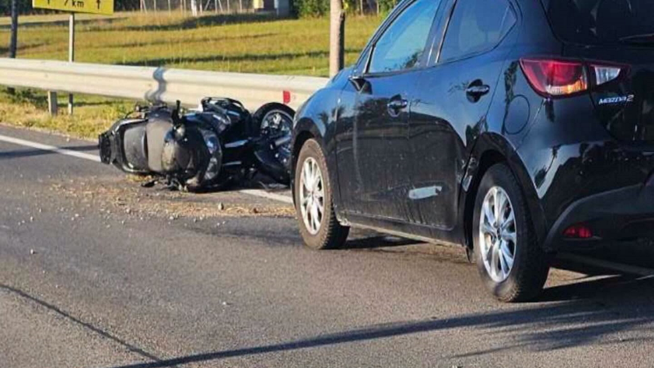 Po hudi prometni nesreči se motorist bori za svoje življenje