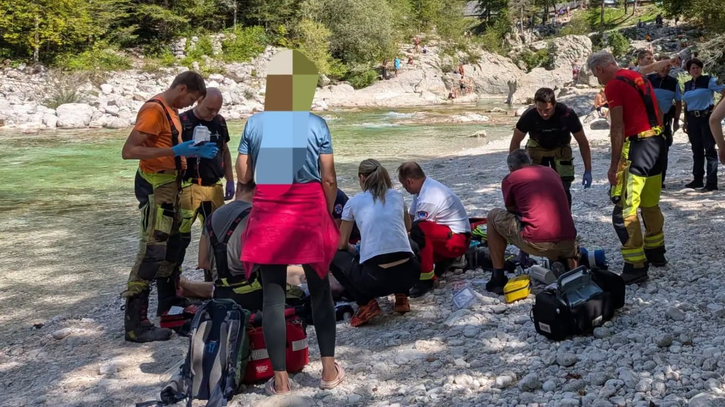 Nenadoma je opazila, da je njen mož z obrazom obrnjen v vodo in ne plava, a je bilo žal prepozno