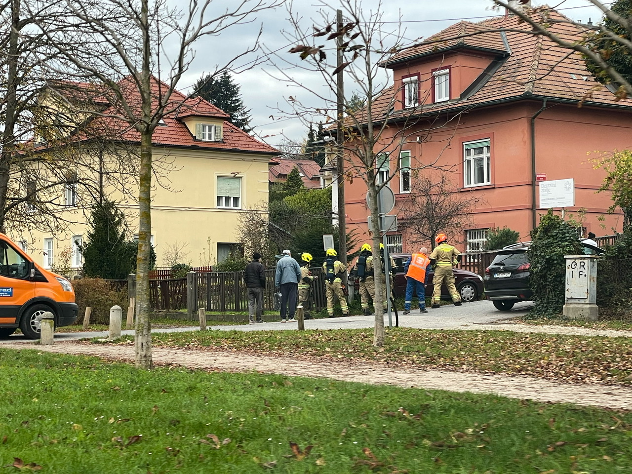 FOTO: Sirene v centru mesta, gasilci posredovali v Tomšičevem drevoredu