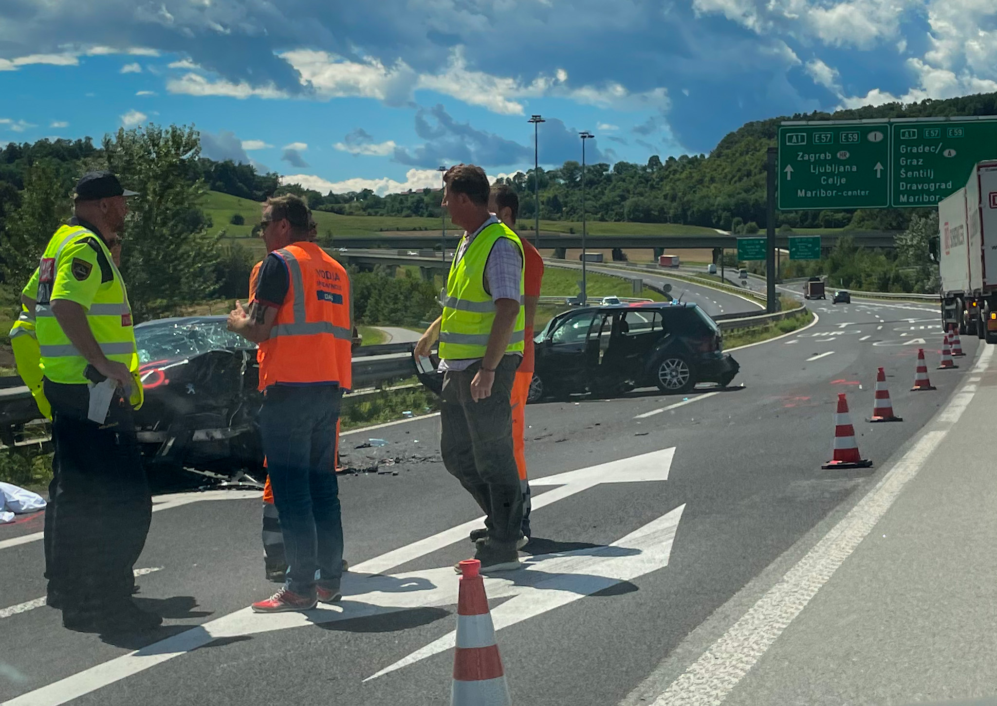 FOTO: Pred razcepom Dragučova v nesreči ena oseba umrla, tri so poškodovane