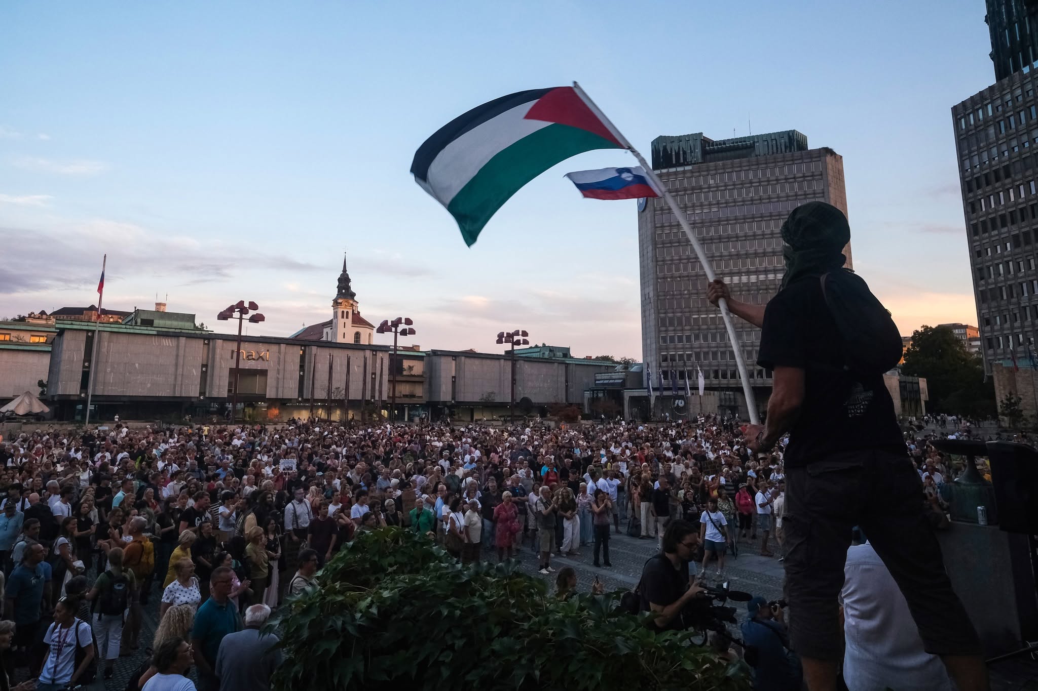 "Delat se spravite!": Resnica in SDS ostro nad protestnike, zmotila jih je palestinska zastava