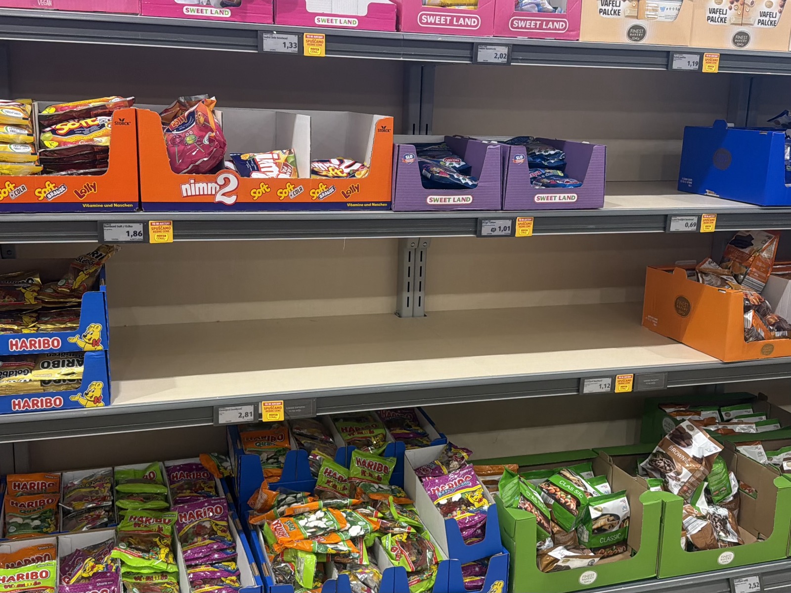 Kaj se zares dogaja v trgovinah Hofer? Oglasilo se je podjetje, takšne spremembe čakajo kupce