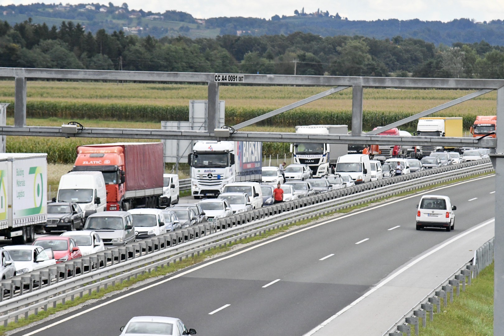 FOTO: V nesreči na štajerski avtocesti voznik tovornjaka umrl pri trčenju v stoječo kolono