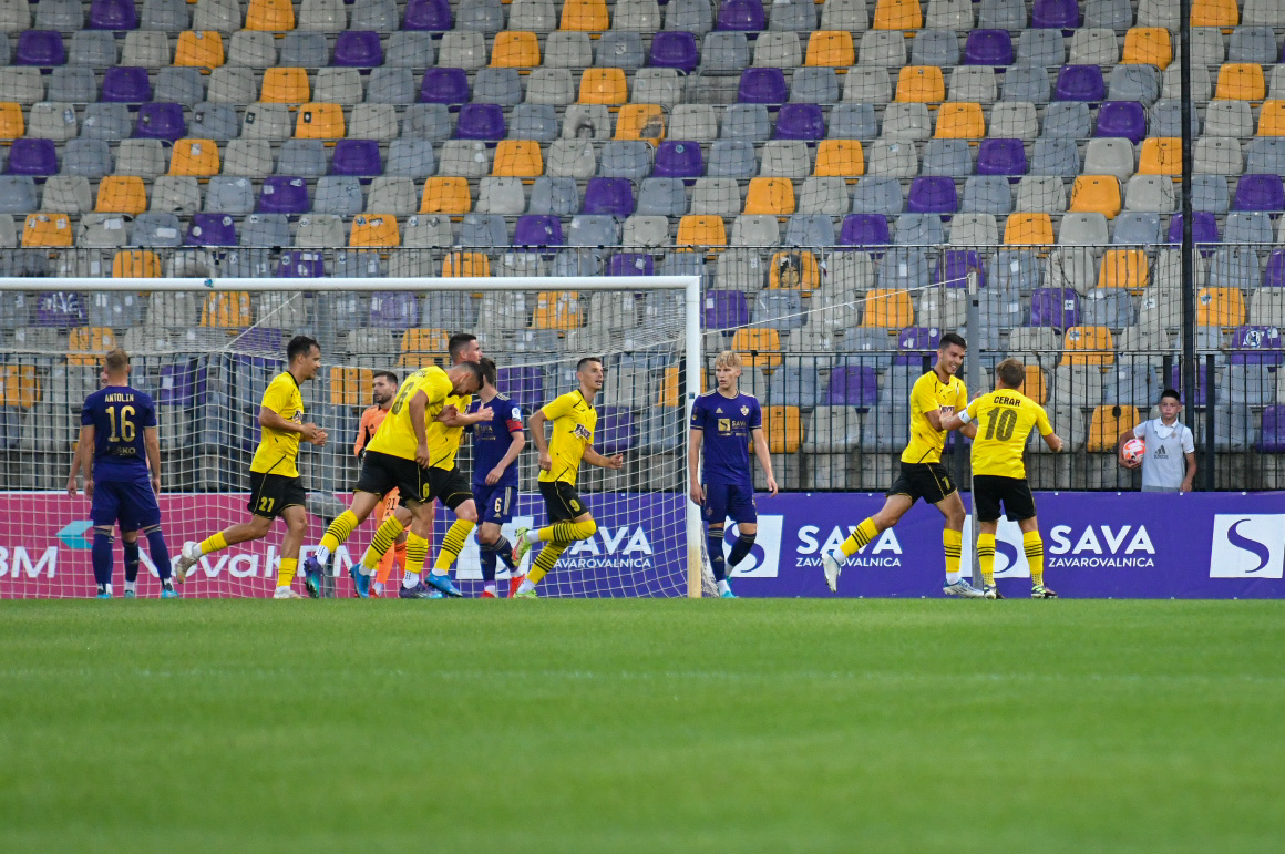 NK Maribor z drugo postavo brez točk proti Radomljam