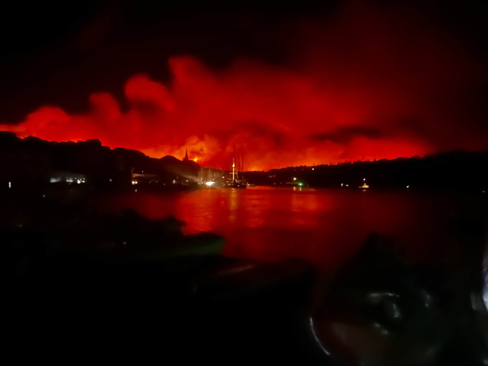 Na priljubljenem hrvaškem otoku divjal požar, evakuiranih več kot 200 ljudi