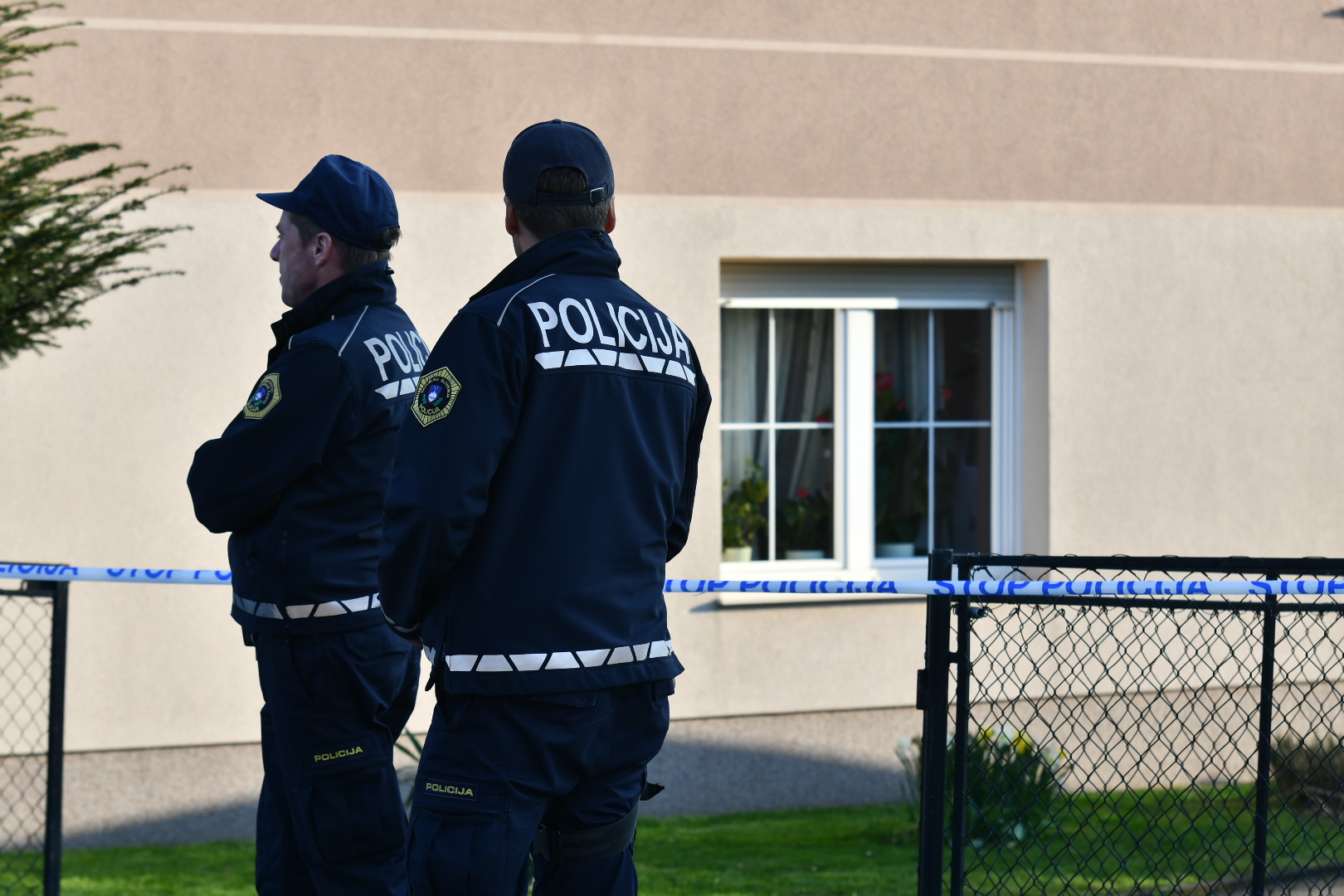 Na PU Maribor obveščeni o streljanju, policisti na kraju našli dve trupli