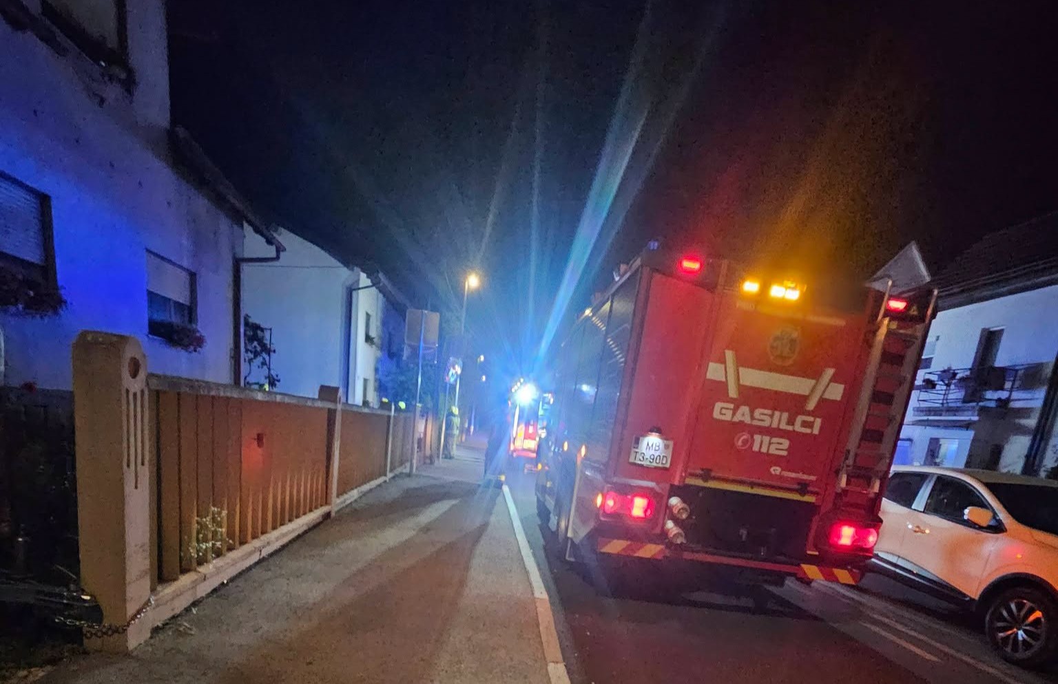 FOTO: Nočni mir v Mariboru prekinil požar