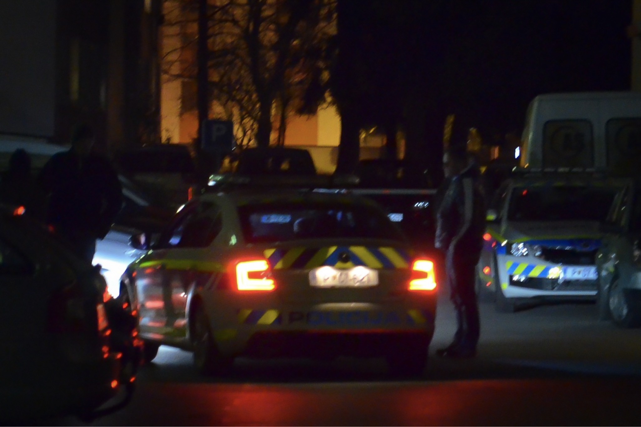 Trojica kradla iz avtomobilov na parkirišču, načrte so jim prekrižali policisti