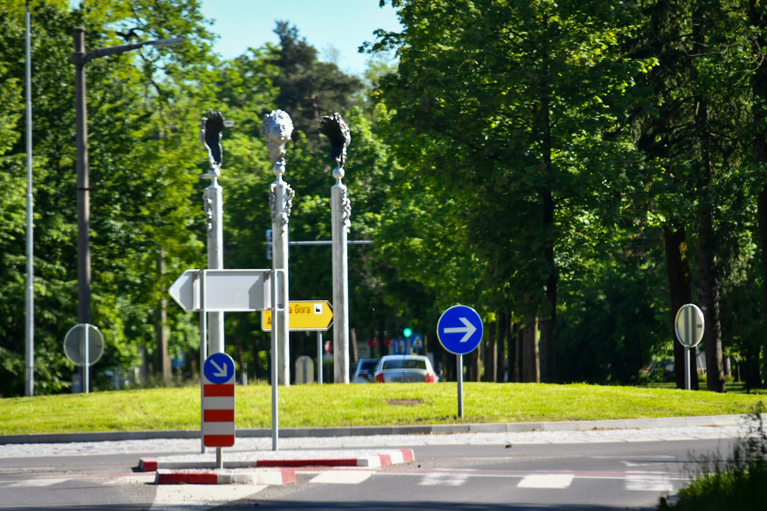 FOTO: Na krožišču v Kidričevem so se pojavili trije obrazi