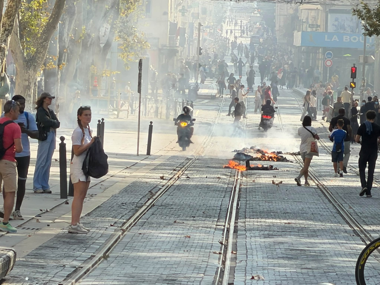 V Franciji izredno stanje, v številnih protestih prišlo do več spopadov s policijo