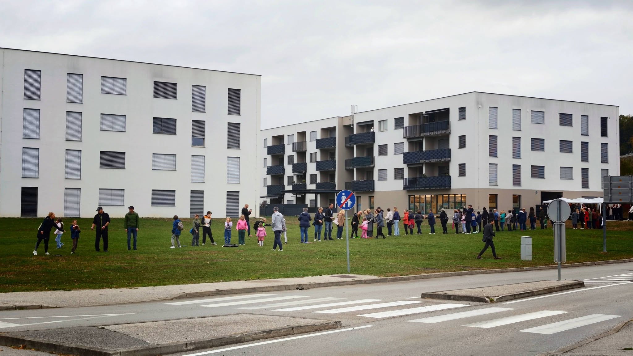 Poseben prizor v Pesnici: Ljudje so se postavili v živo verigo in si podajali knjige