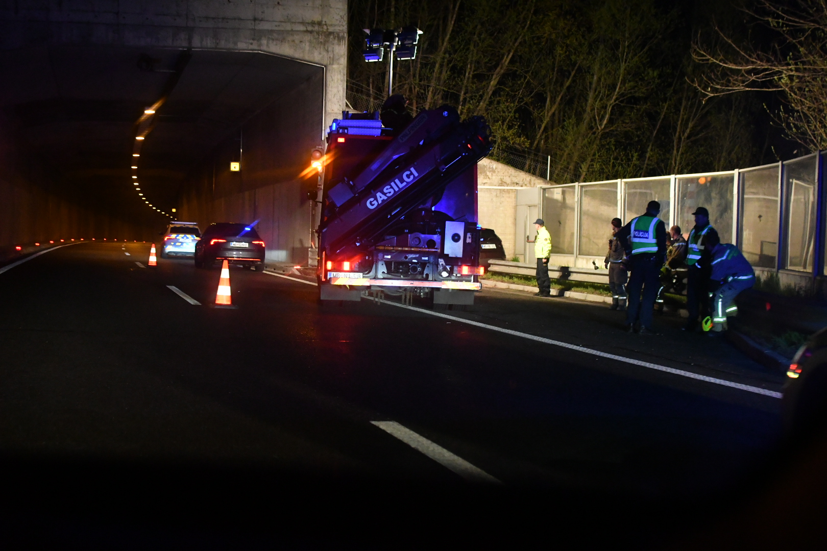 FOTO: 28-letna voznica trčila v konstrukcijo tunela Močna in izgubila življenje