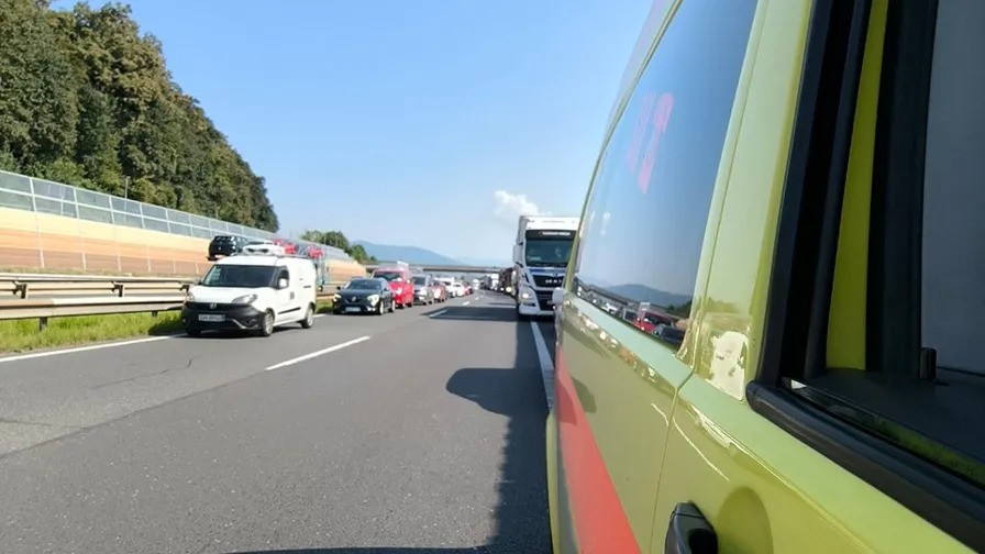 Takšne strožje kazni po novem čakajo voznike, ki ne vzpostavijo reševalnega pasu