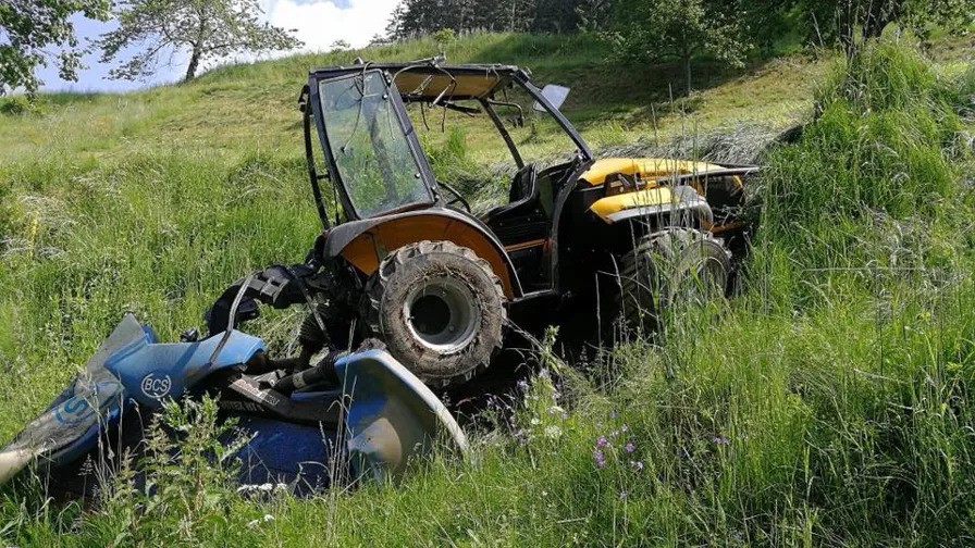 Tragično: Traktor zdrsnil po brežini in se prevrnil, voznik na kraju umrl