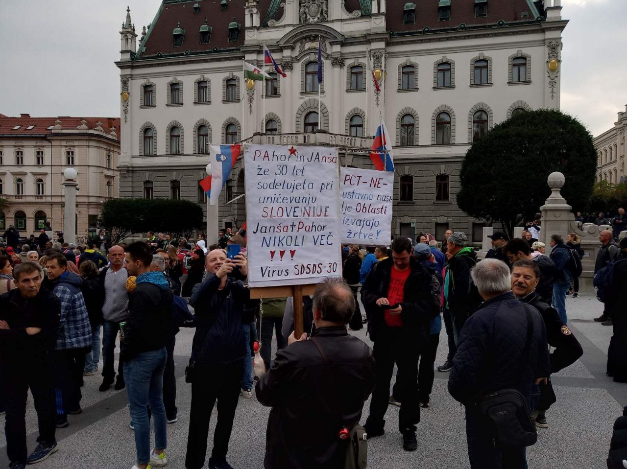 FOTO: Protestni shod v Ljubljani policija nadzoruje s konjenico in helikopterjem