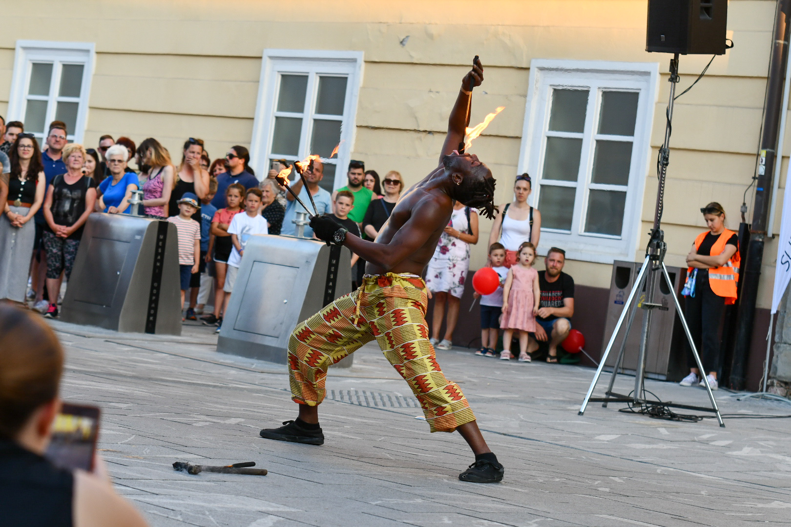 Danes na Lentu: žonglerski koncert, predstava na hoduljah in potapljanje na vdih