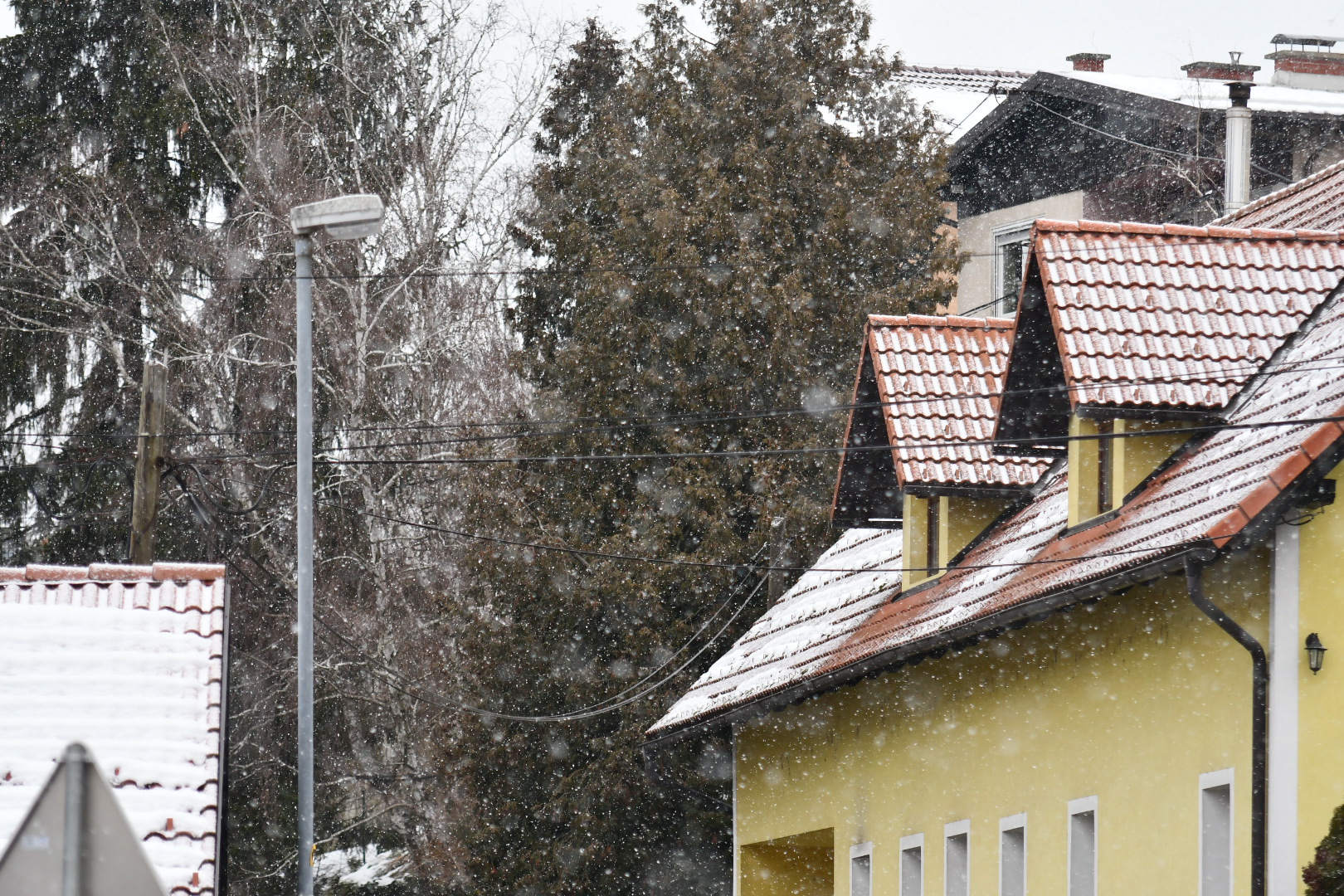 V Mariboru naletava sneg, jutri do -6 stopinj Celzija