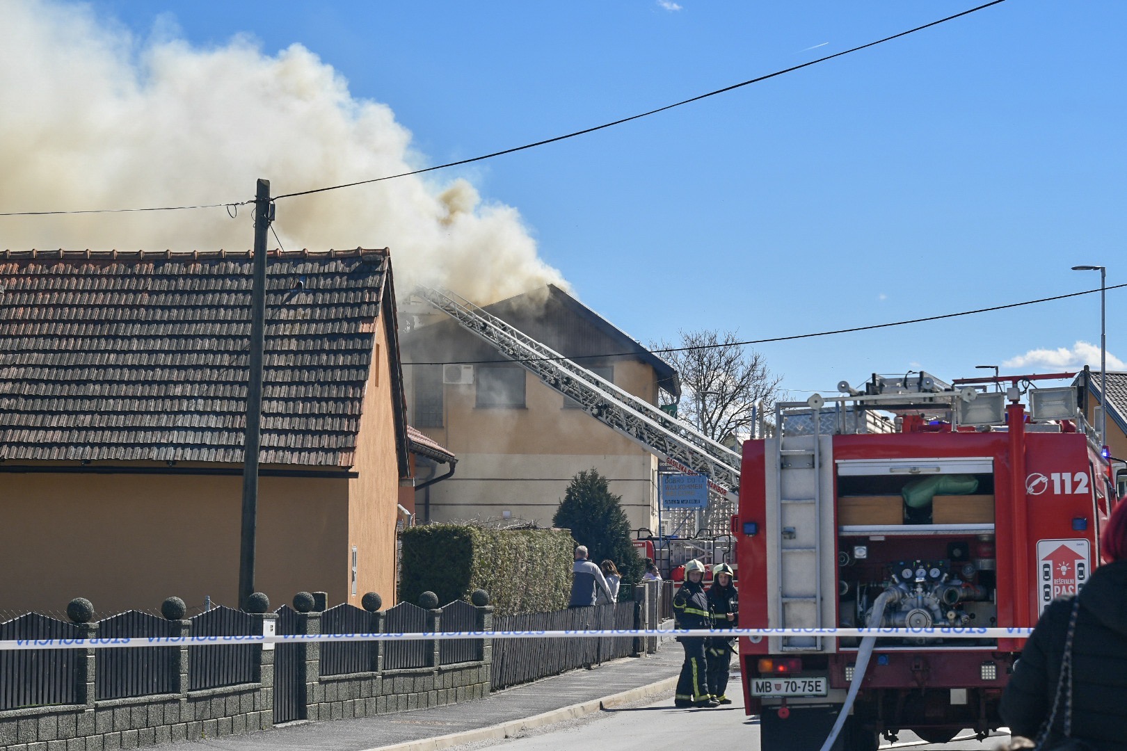 V Pekrah požar uničil celotno podstrešje, ena oseba ostala brez strehe nad glavo